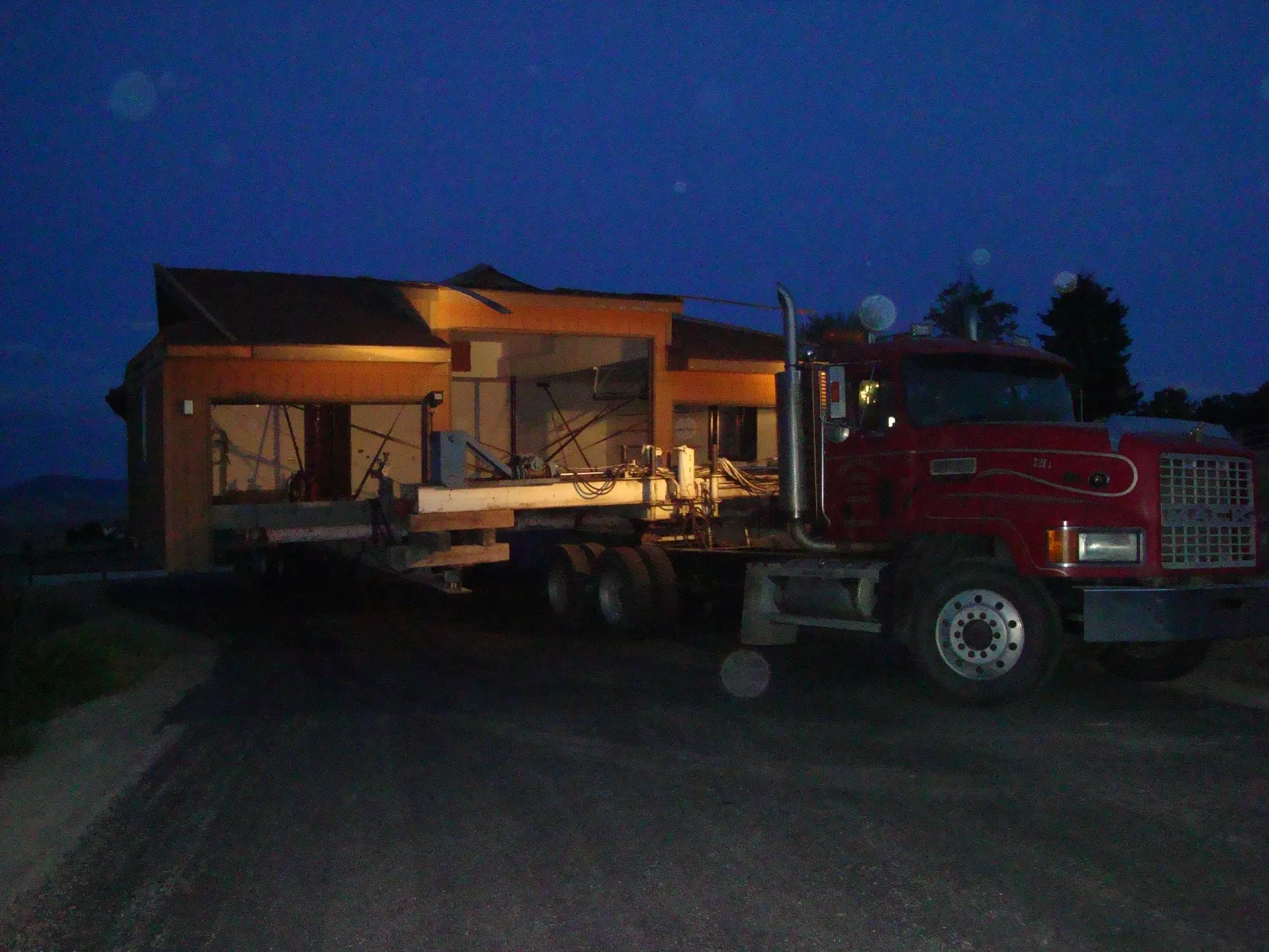 The house on the trailer at dusk