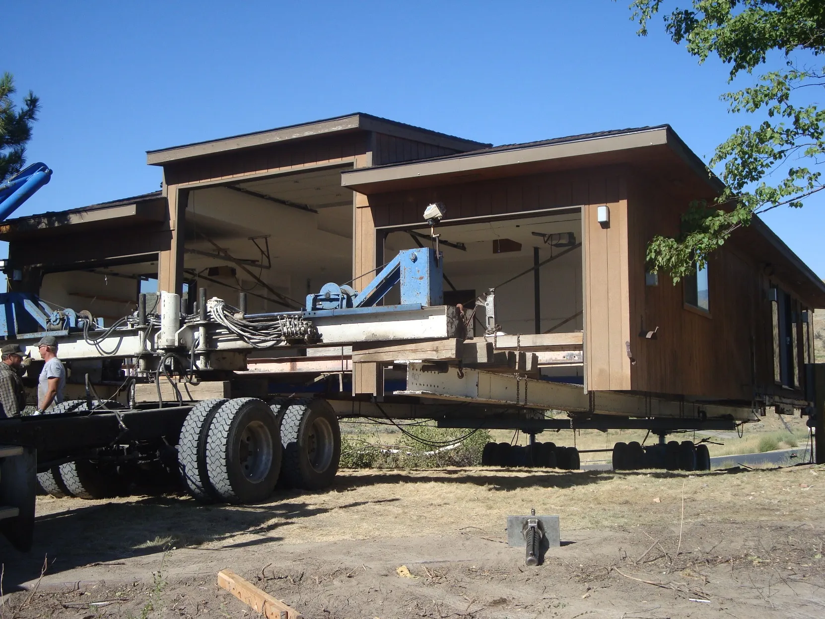 House on the hydraulic trailer, jacks visible