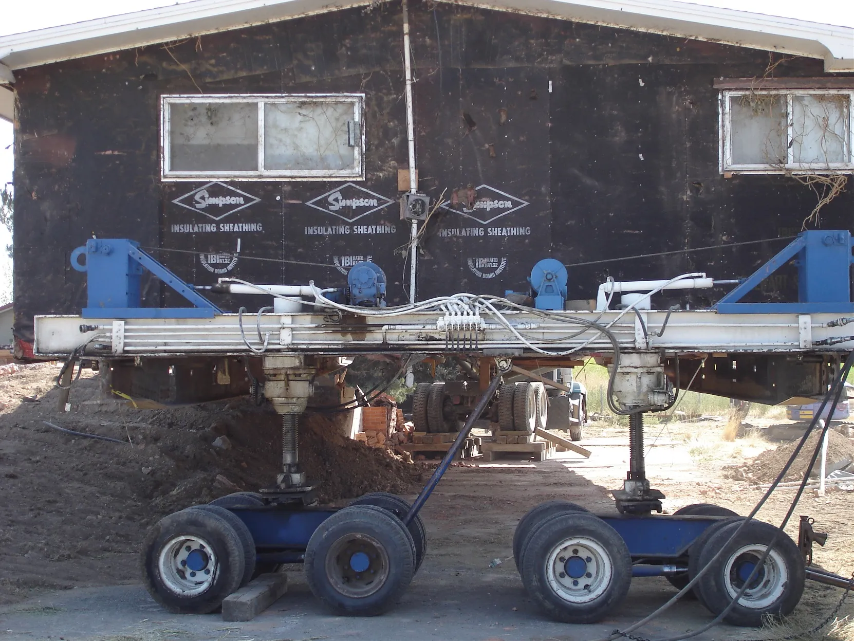 Close view of the blue hydraulic dolly rig